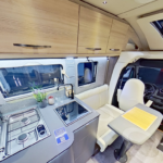 Eura Mobil Profila T 726QF Półintegra Kuchnia Salon Interior