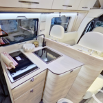 Kamper Eura Mobil Profila T 696EB Półintegra Kuchnia Interior