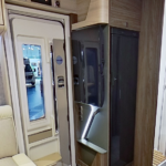 Eura Mobil Profila T 726QF Półintegra Drzwi Wejściowe Interior