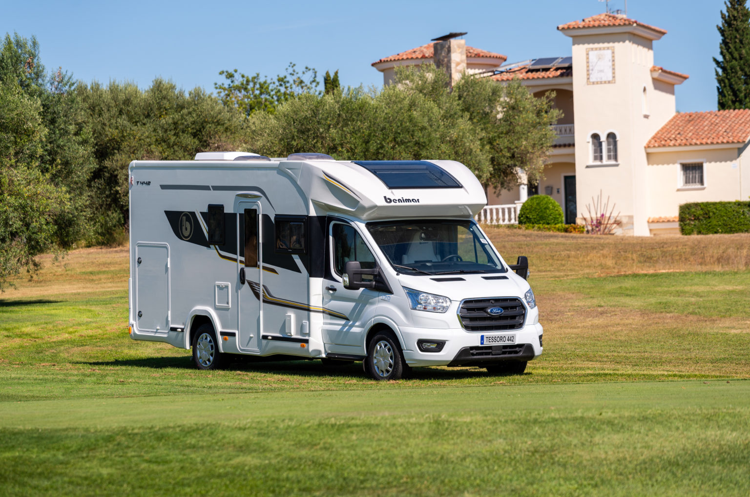 Kamper Benimar Tessoro 442 Półintegra Exterior