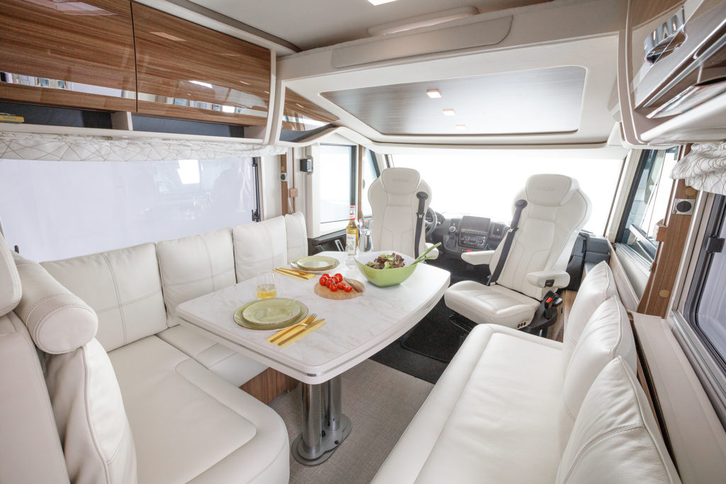 Kamper Eura Mobil Integra 890QB Salon Interior